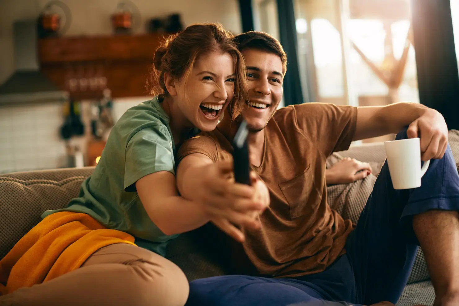 Casal assistindo tv